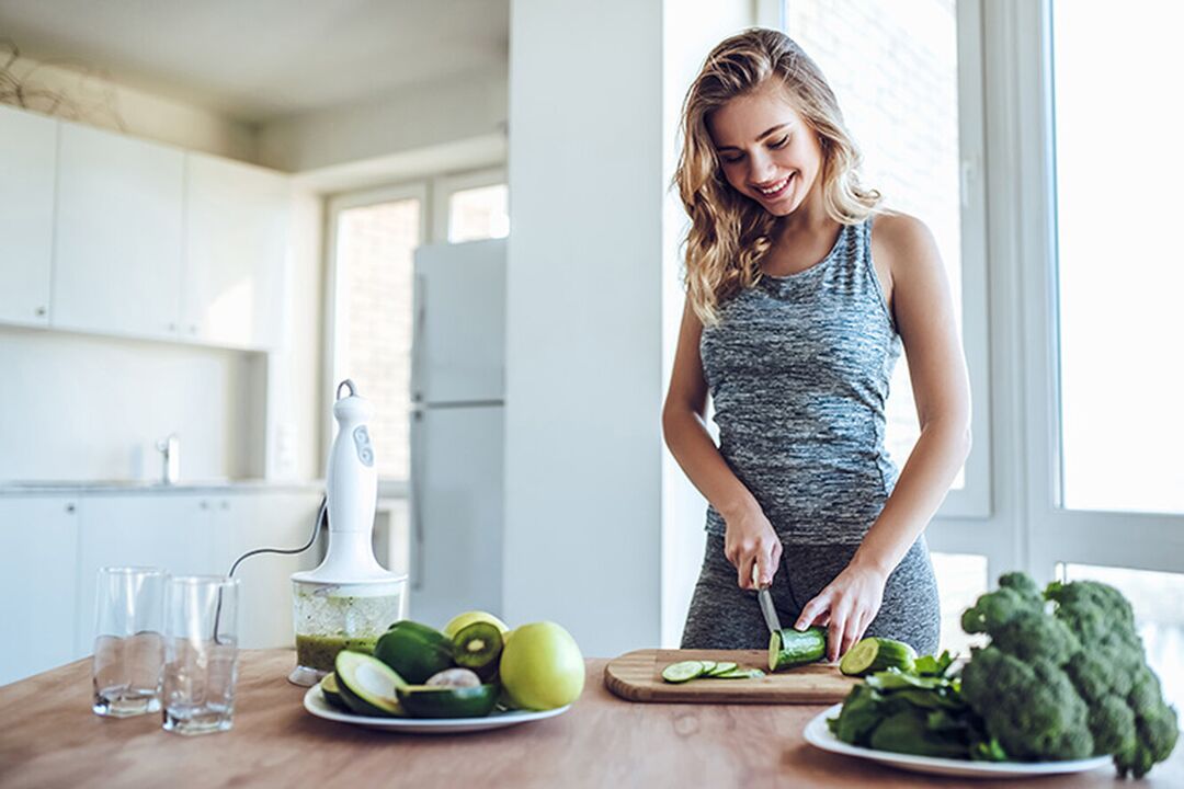 Dziewczyna przygotowuje zdrową dietę po obliczeniu dziennego spożycia kalorii